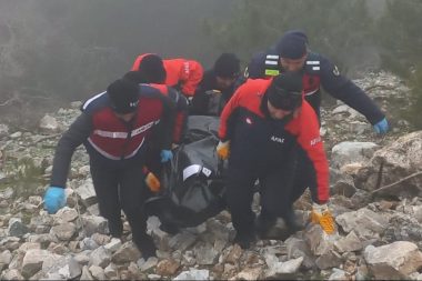 Define kazısında dinamitle öldü, uçurumdan atıp intihar süsü verdiler