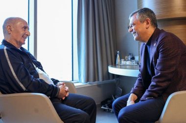 Özgür Özel, Hikmet Çetin’i hastanede ziyaret etti