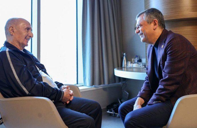 Özgür Özel, Hikmet Çetin’i hastanede ziyaret etti