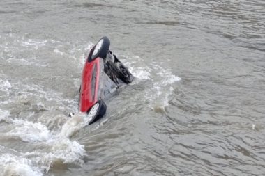 Araç anne ve kızıyla nehre uçtu