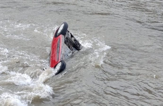 Araç anne ve kızıyla nehre uçtu