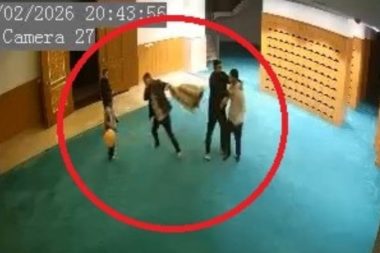 Teravih çıkışında ayakkabısını bulamadı, cami çalışanlarını dövdü