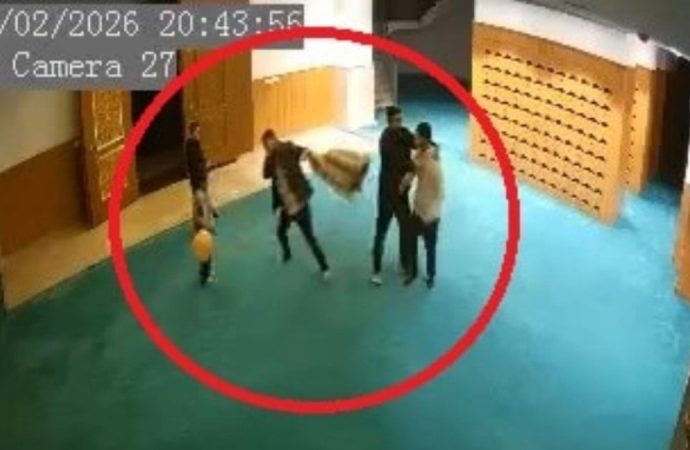 Teravih çıkışında ayakkabısını bulamadı, cami çalışanlarını dövdü
