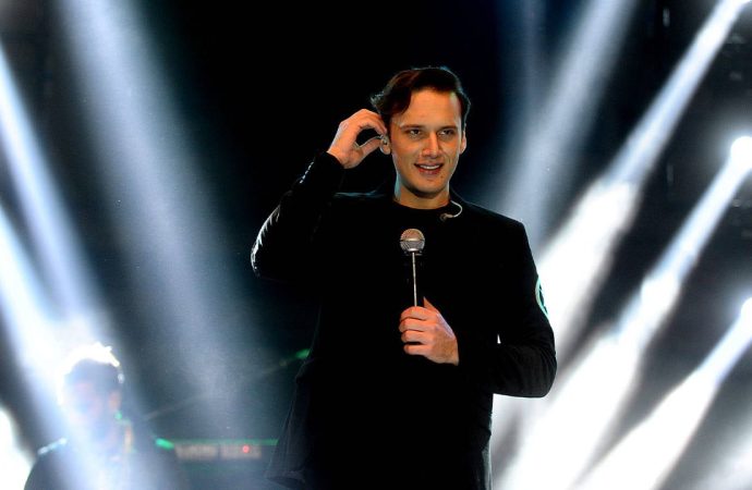 Ünlülere uyuşturucu soruşturması: Şarkıcı Edis gözaltında, Enes Batur pozitif