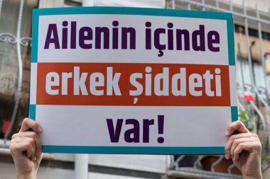Erkek şiddetine bahane: Evli olduğu kadını ‘Sigara içiyor’ diye 13 yerinden bıçakladı