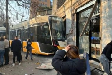 Raydan çıkan tramvay ancak binaya çarparak durabildi