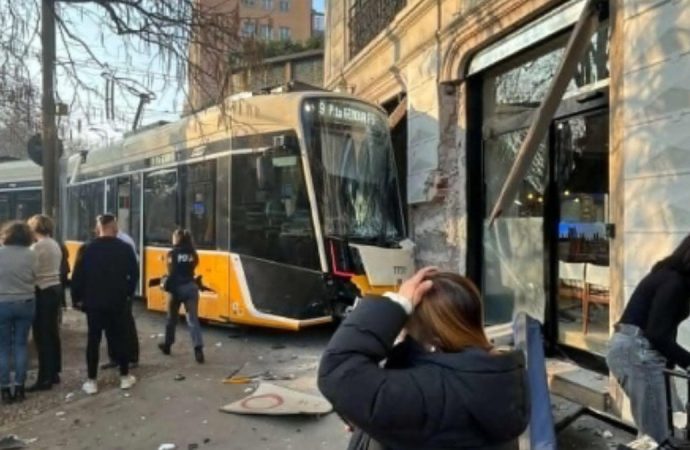 Raydan çıkan tramvay ancak binaya çarparak durabildi