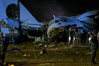 Para dolu askeri uçak çakıldı: 15 kişi öldü, yağmacılar enkaza üşüştü