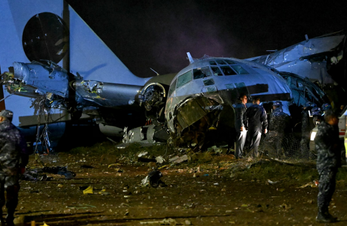 Para dolu askeri uçak çakıldı: 15 kişi öldü, yağmacılar enkaza üşüştü