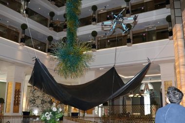 Lüks otellerin avize temizliği de dronla yapılıyor