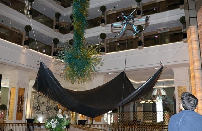 Lüks otellerin avize temizliği de dronla yapılıyor