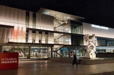 Modern Sanat Müzesindeki kokteylde işe yarayabilecek kısa sohbet konuları