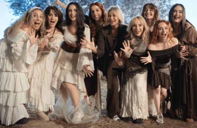 Sezen yazdı, 8 kadın söyledi: Kadın iyileştiren bir güç