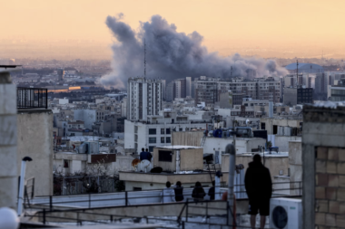 Trump İran’da bir kez daha hedef değiştirdi, bu kez ‘Kayıtsız şartsız teslim’ istiyor