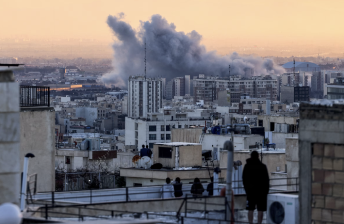 Trump İran’da bir kez daha hedef değiştirdi, bu kez ‘Kayıtsız şartsız teslim’ istiyor