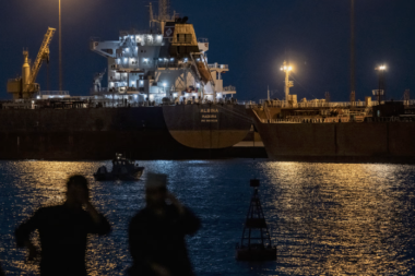 Trump tehdit ederken İran dev petrol tankerini vurdu