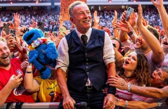 Son 72 saatte art arda gelen üç Instagram paylaşımı: Ufukta yeni br 68 Mayısı mı var?