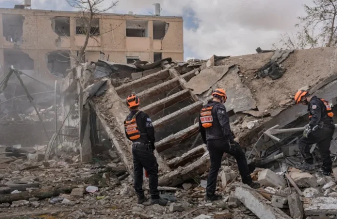 Cumartesi gecesi düşen iki İran füzesinden sonra İsraillileri aldı bir merak: Ne oldu bizim füze savunma sistemine?
