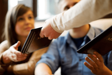 Hesabı Kim Ödeyecek: Zarafet, Cömertlik ve Sorumluluğun Sınavı