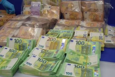 Yüz binlerce avroyla yakalanan Türk futbolcu kafilesine kara para soruşturması