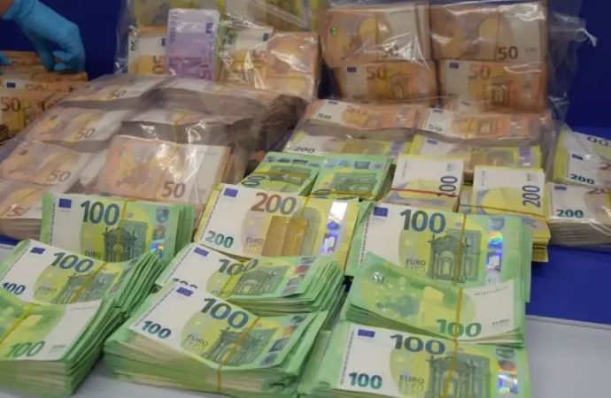 Yüz binlerce avroyla yakalanan Türk futbolcu kafilesine kara para soruşturması