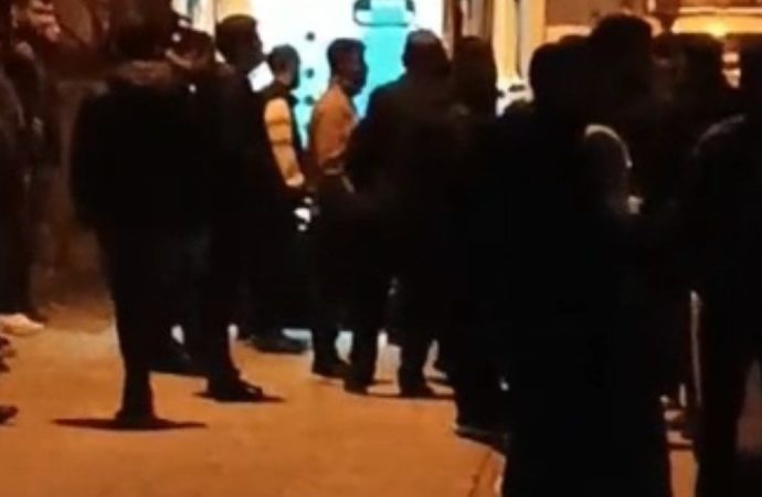 18 yaşındaki kız annesini aldatan babasını öldürdü