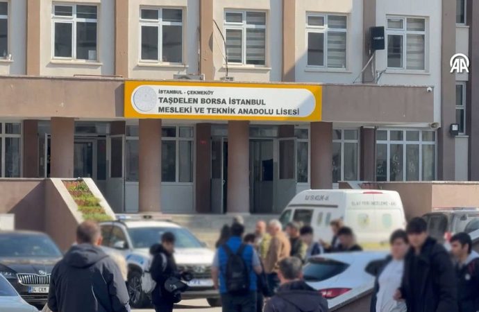 Lise öğrencisi iki öğretmenle bir öğrenciyi bıçakladı