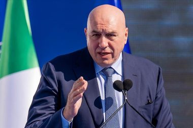 Savunma bakanı Dubai’de mahsur kaldı, dönünce ‘Üç yıldır gidiyorum, savaş çıkacağını nereden bileyim’ dedi