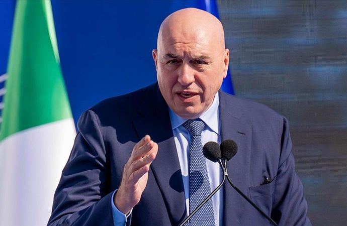 Savunma bakanı Dubai’de mahsur kaldı, dönünce ‘Üç yıldır gidiyorum, savaş çıkacağını nereden bileyim’ dedi