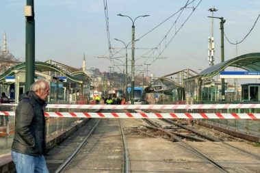 Tramvay raydan çıkıp karşıdaki tramvaya çarptı