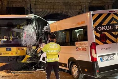 İETT otobüsü servis minibüsüyle çarpıştı: İki kişi yaralandı