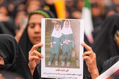 İlkokulda katledilen İranlı kız öğrenciler dev cenaze töreniyle uğurlandı