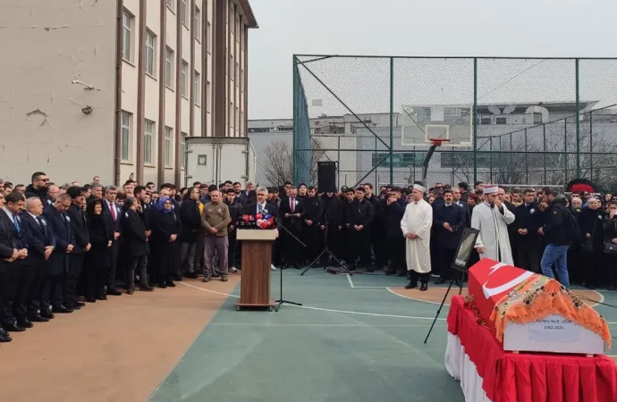 Öğrencinin öldürdüğü öğretmenin cenazesinde Milli Eğitim’e protesto