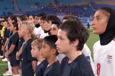 İranlı kadın futbolcular maça böyle çıktı