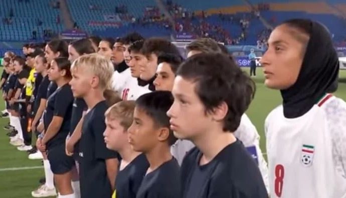 İranlı kadın futbolcular maça böyle çıktı