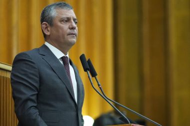 Özgür Özel’den iktidara İran tepkisi: Elinde kan olanlarla iş tutmayın