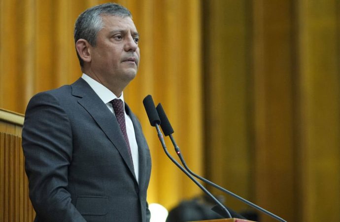 Özgür Özel’den iktidara İran tepkisi: Elinde kan olanlarla iş tutmayın