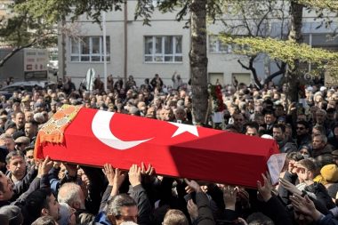 Fatma Nur öğretmenin tabutunu binlerce öğrenci omuzladı