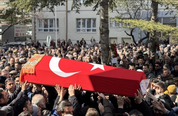 Fatma Nur öğretmenin tabutunu binlerce öğrenci omuzladı