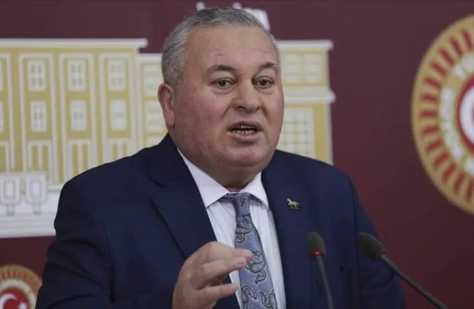 Cemal Enginyurt trafik kazası geçirdi