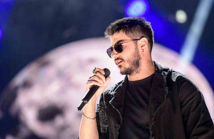 Semicenk hayranlarını korkuttu: Kafasına yedi dikiş atıldı