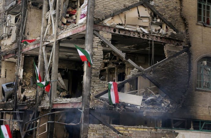 Politico: İran’a saldırılar eylüle kadar sürebilir