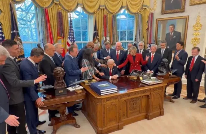 Oval Ofis’te Trump için toplu dua seansı…