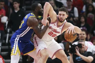 Rockets uzatmada yıkıldı, Lebron James rekor kırdı