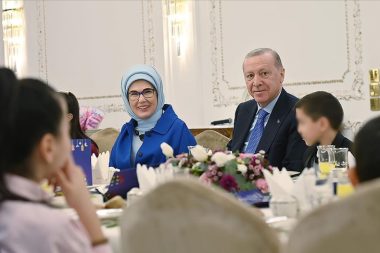 Erdoğan, devlet himayesindeki çocuklarla iftarda bir araya geldi
