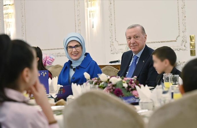 Erdoğan, devlet himayesindeki çocuklarla iftarda bir araya geldi