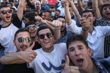 Z kuşağı erkekler ‘geri kafalı’ çıktı: Kadın kocasına itaat etmeliymiş