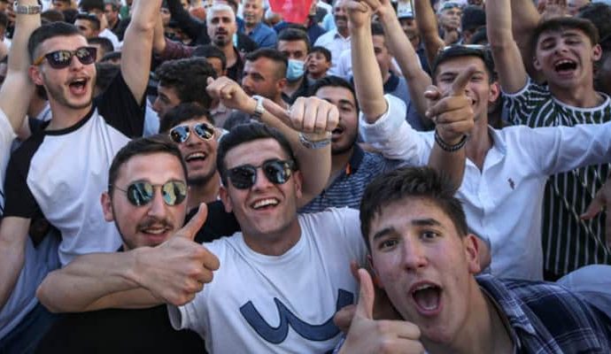 Z kuşağı erkekler ‘geri kafalı’ çıktı: Kadın kocasına itaat etmeliymiş