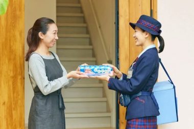 ‘Yakult lady’ler:  Hem yoğurt satıyor hem de yaşlı yalnızlığıyla savaşıyorlar