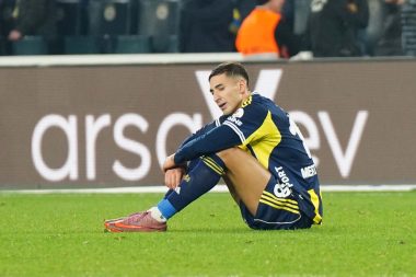 Fenerbahçe’de nişanlı krizi: Mert Müldür taraftara tepki gösterdi